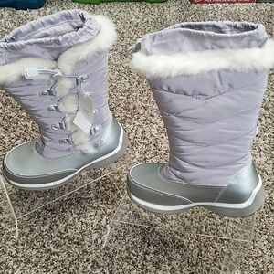 Snow boots with tags size 1